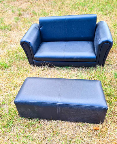 Schwarzes zweisitzer sofa mit - zweisitzer,